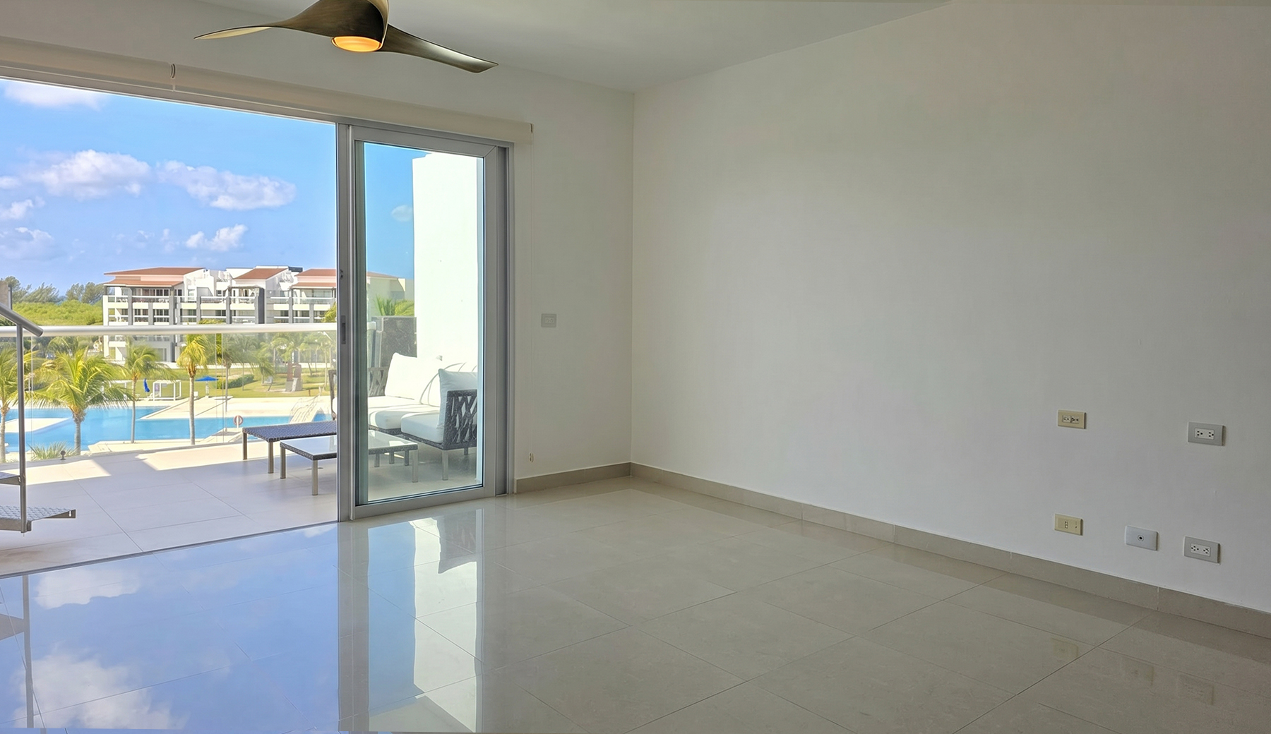 Empty room before AI virtual staging